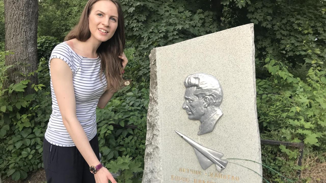 Anastasija Moisejeva am Grab von Boris Wladimirowitsch Kapustin