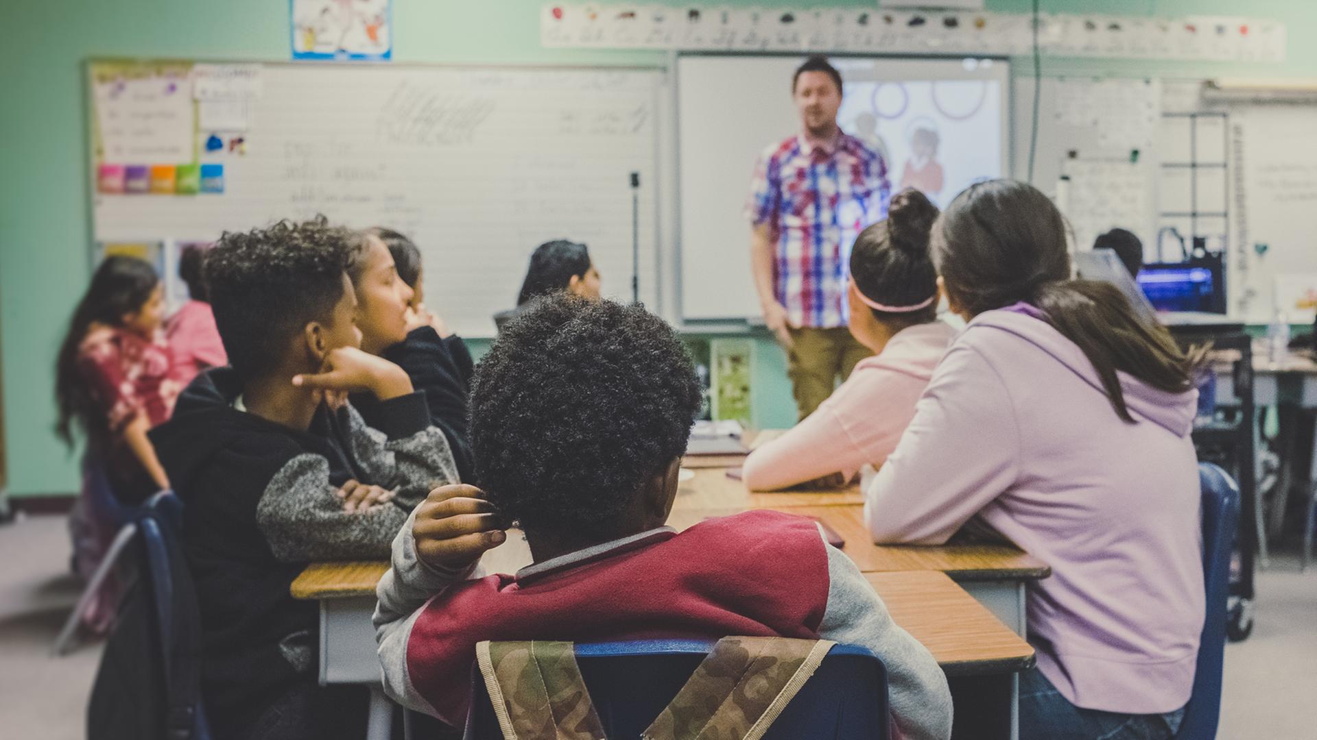 Ein Lehrer unterrichtet eine Schulklasse. Ein Lehrer unterrichtet eine Schulklasse.
