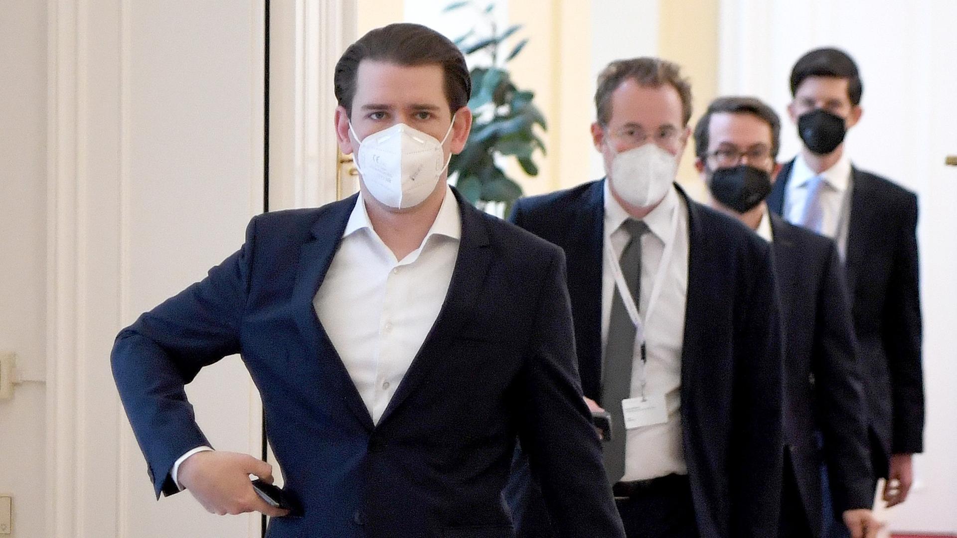 Bundeskanzler Sebastian Kurz (ÖVP), Gerald Fleischmann (Kanzlerbeauftragter für Medien), Pressesprecher Johannes Frischmann und Bernhard Bonelli (Kabinettschef im Bundeskanzleramt) vor Sitzungsbeginn im Rahmen der "Regierungsklausur im Zeichen des wirtschaftlichen Comebacks" am Dienstag, 20. April 2021, in Wien. Bundeskanzler Sebastian Kurz (ÖVP), Gerald Fleischmann (Kanzlerbeauftragter für Medien), Pressesprecher Johannes Frischmann und Bernhard Bonelli (Kabinettschef im Bundeskanzleramt) vor Sitzungsbeginn im Rahmen der "Regierungsklausur im Zeichen des wirtschaftlichen Comebacks" am Dienstag, 20. April 2021, in Wien.