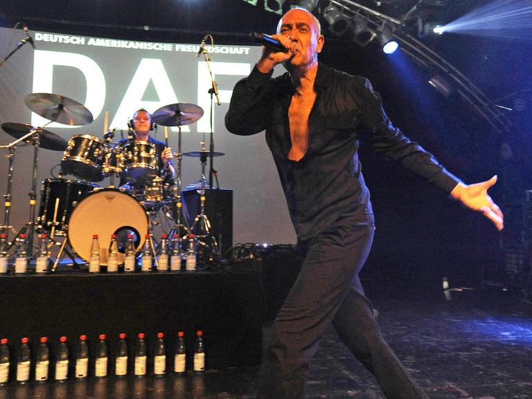 Robert Görl und Gabi Delgado-Lopez von DAF performen am 11.11.2017 in Hamburg
