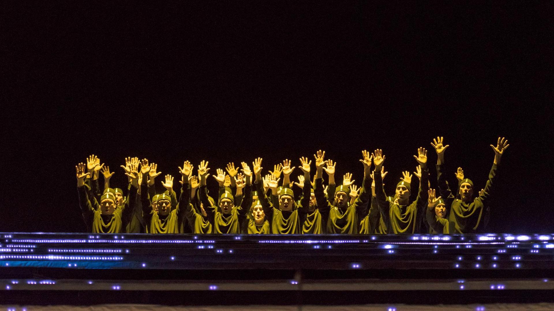 Der gelb erleuchtete Chor der Met Opera, tritt während der letzten Generalprobe zur Premiere von 'L'Amour de loin' von Kaija Saariaho im Metropolitan Opera House, New York, auf. Der gelb erleuchtete Chor der Met Opera, tritt während der letzten Generalprobe zur Premiere von 'L'Amour de loin' von Kaija Saariaho im Metropolitan Opera House, New York, auf.