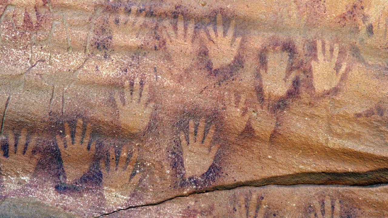 Sie beherbergt auf ihrer Wandfläche von rund 7X5 Metern hunderte von bestens erhaltenen Felszeichnungen, die als Motive zahlreiche Menschen, Jäger und Schwimmer und ebenso Wildtiere wie Giraffen, Gazellen und Strauße, aber keine domestizierten Tiere zeigen. Sie beherbergt auf ihrer Wandfläche von rund 7X5 Metern hunderte von bestens erhaltenen Felszeichnungen, die als Motive zahlreiche Menschen, Jäger und Schwimmer und ebenso Wildtiere wie Giraffen, Gazellen und Strauße, aber keine domestizierten Tiere zeigen.