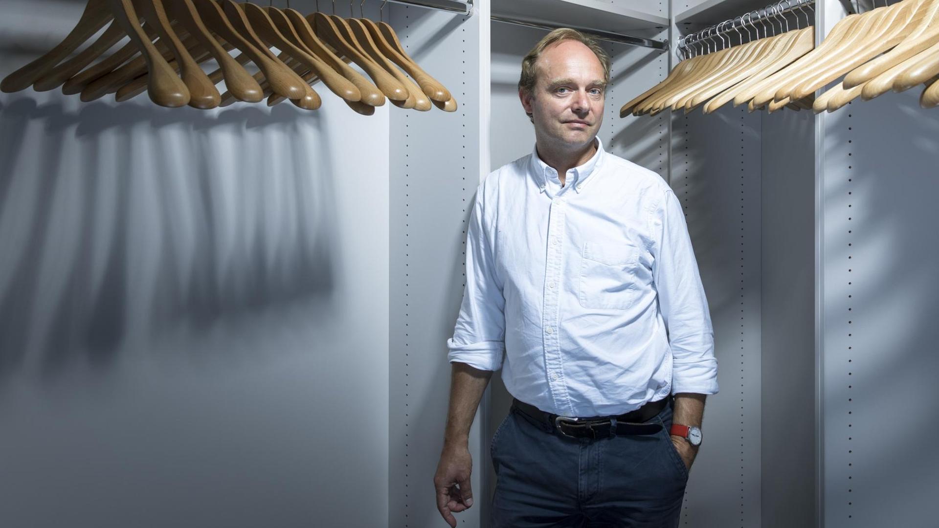 Prof. Dr. Frank Trentmann steht in einem begehbaren Kleiderschrank voller leerer Kleiderbügel. Prof. Dr. Frank Trentmann steht in einem begehbaren Kleiderschrank voller leerer Kleiderbügel.