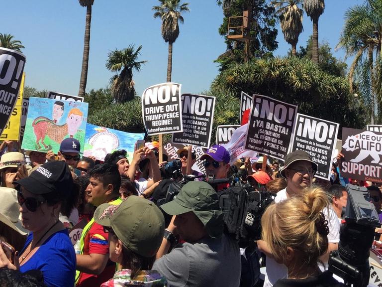 Eine Kundgebung gegen die Politik von US-Präsident Donald Trump am 1. Mai in Los Angeles.