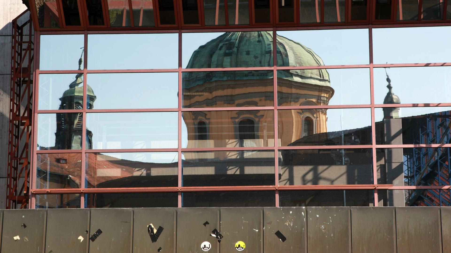 Die Basilika von Weingarten spiegelt sich am Montag (05.05.2008) in den Fenstern des Eingangsberiches der Pädagogischen Hochschule (PH) in Weingarten (Kreis Ravensburg). Die Basilika von Weingarten spiegelt sich am Montag (05.05.2008) in den Fenstern des Eingangsberiches der Pädagogischen Hochschule (PH) in Weingarten (Kreis Ravensburg).