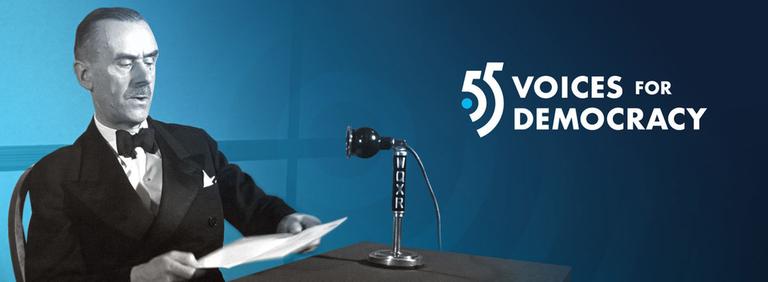 Eine Grafik zur Veranstaltungsreihe "55 Voices for Democracy" zeigt eine Schwarzweiß-Aufnahme von Literaturnobelpreis-Träger Thomas Mann um 1940 mit Manuskript vor historischem Mikrofon bei der Aufnahme einer seiner BBC-Radio-Ansprachen "Deutsche Hörer!" Eine Grafik zur Veranstaltungsreihe "55 Voices for Democracy" zeigt eine Schwarzweiß-Aufnahme von Literaturnobelpreis-Träger Thomas Mann um 1940 mit Manuskript vor historischem Mikrofon bei der Aufnahme einer seiner BBC-Radio-Ansprachen "Deutsche Hörer!"