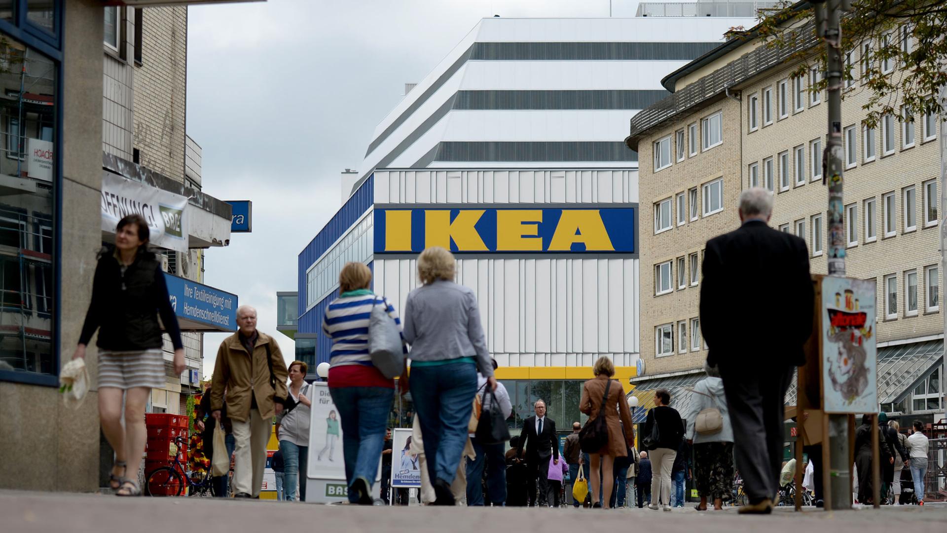 Passanten laufen am 30.06.2014 unweit des Ikea-Einrichtungshauses in Hamburg-Altona durch die Fußgängerzone. Passanten laufen am 30.06.2014 unweit des Ikea-Einrichtungshauses in Hamburg-Altona durch die Fußgängerzone.