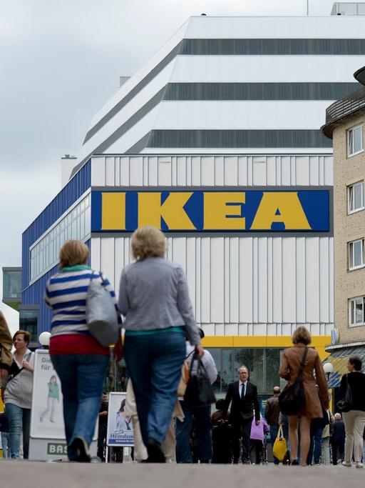 Passanten laufen am 30.06.2014 unweit des Ikea-Einrichtungshauses in Hamburg-Altona durch die Fußgängerzone.