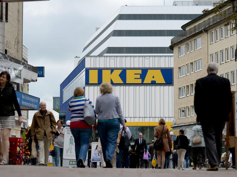 Passanten laufen am 30.06.2014 unweit des Ikea-Einrichtungshauses in Hamburg-Altona durch die Fußgängerzone.