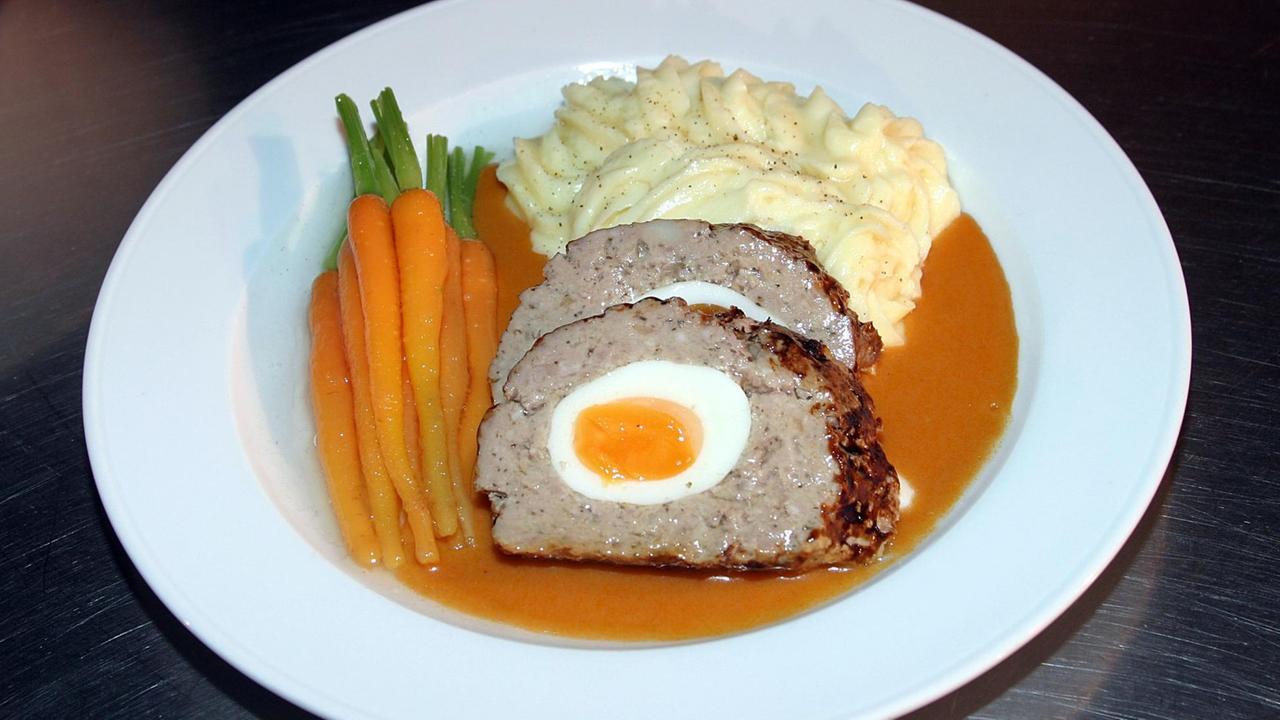 Ein gefüllter Teller: Hackbraten mit Kartoffelpüree Ein gefüllter Teller: Hackbraten mit Kartoffelpüree
