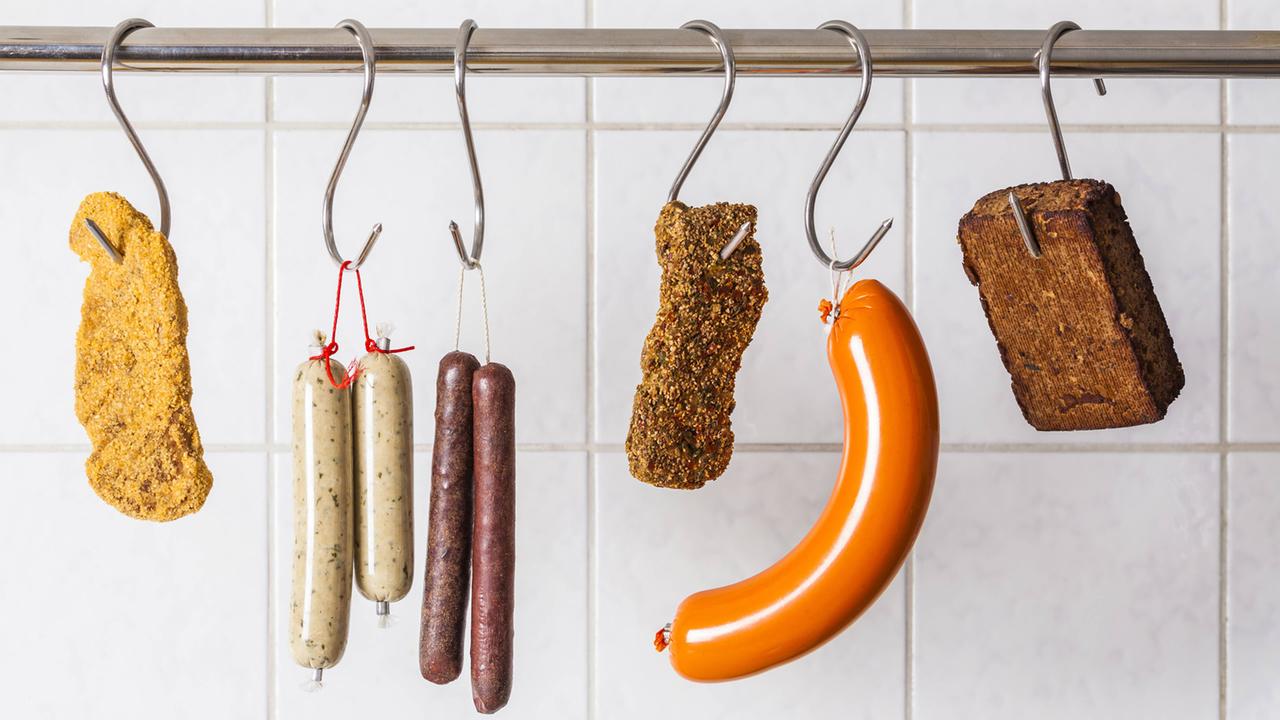 Vegane und vegetarische Produkte am Haken. Vegane und vegetarische Produkte am Haken.