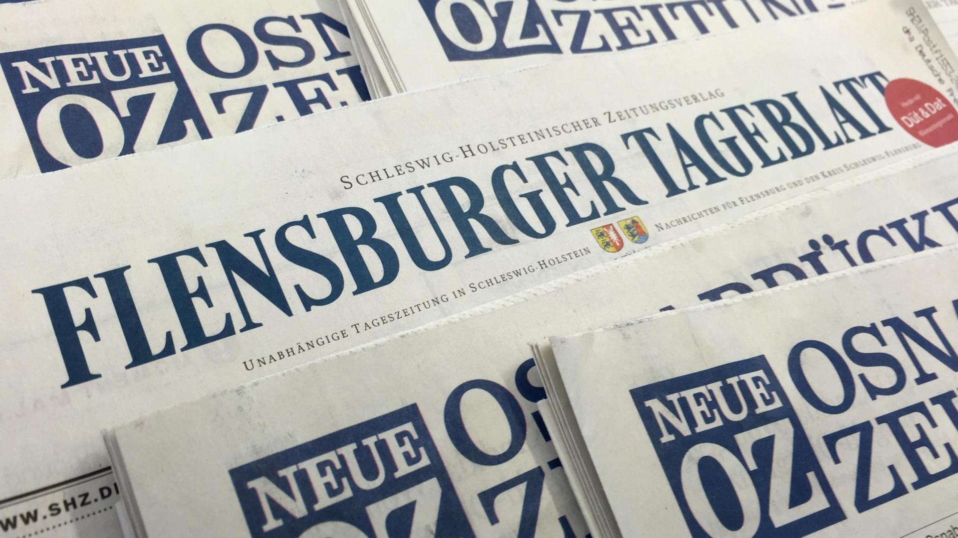 Eine Ausgabe der Tageszeitung "Flensburger Tageblatt" liegt zwischen mehreren Ausgaben der Tageszeitung "Neue Osnabrücker Zeitung". Eine Ausgabe der Tageszeitung "Flensburger Tageblatt" liegt zwischen mehreren Ausgaben der Tageszeitung "Neue Osnabrücker Zeitung".