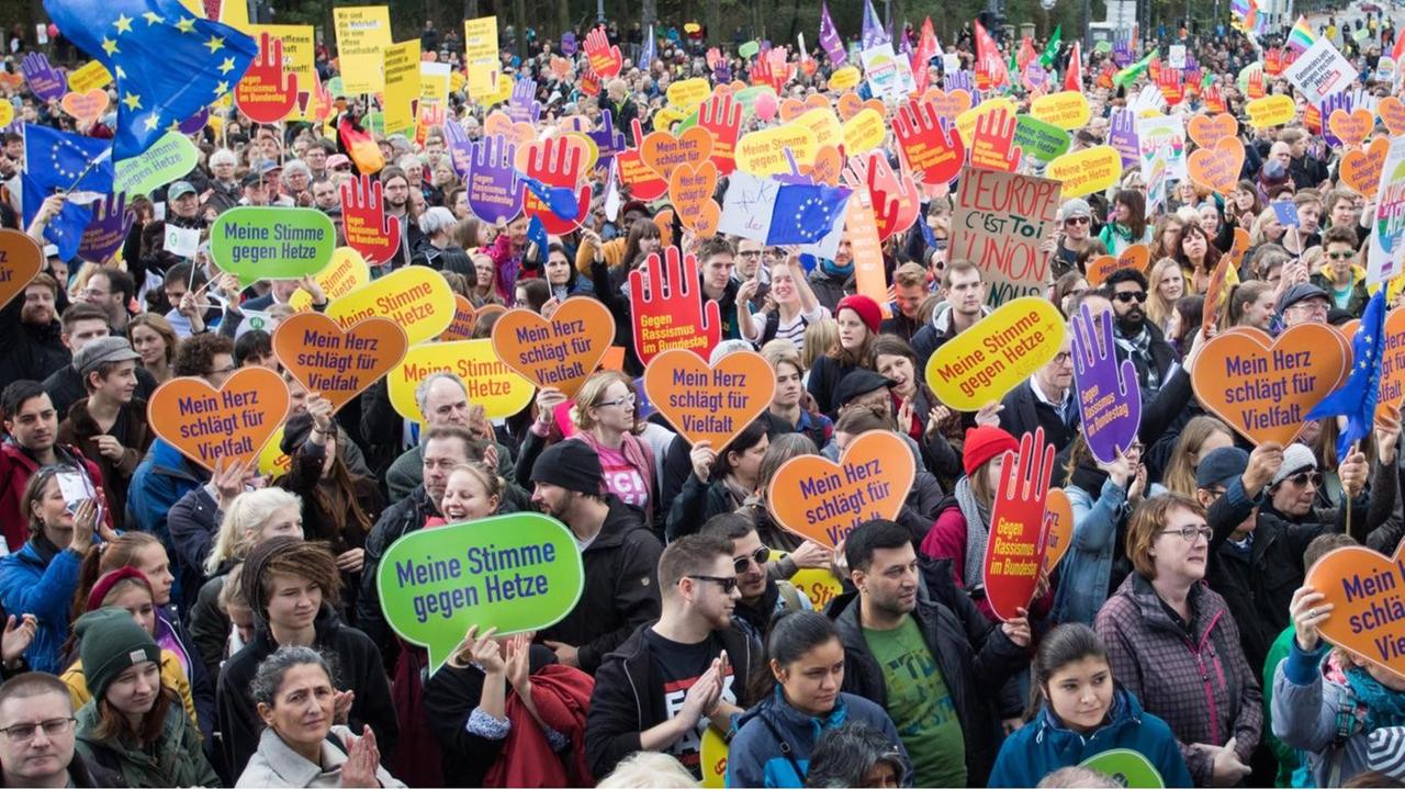 Tausende Menschen haben sich am 22.10.2017 am Brandenburger Tor in Berlin versammelt, um "gegen Hass und Rassismus im Bundestag» zu demonstrieren. Anlass der Demo ist die erste Sitzung des neuen Bundestags am 24. Oktober. Tausende Menschen haben sich am 22.10.2017 am Brandenburger Tor in Berlin versammelt, um "gegen Hass und Rassismus im Bundestag» zu demonstrieren. Anlass der Demo ist die erste Sitzung des neuen Bundestags am 24. Oktober.