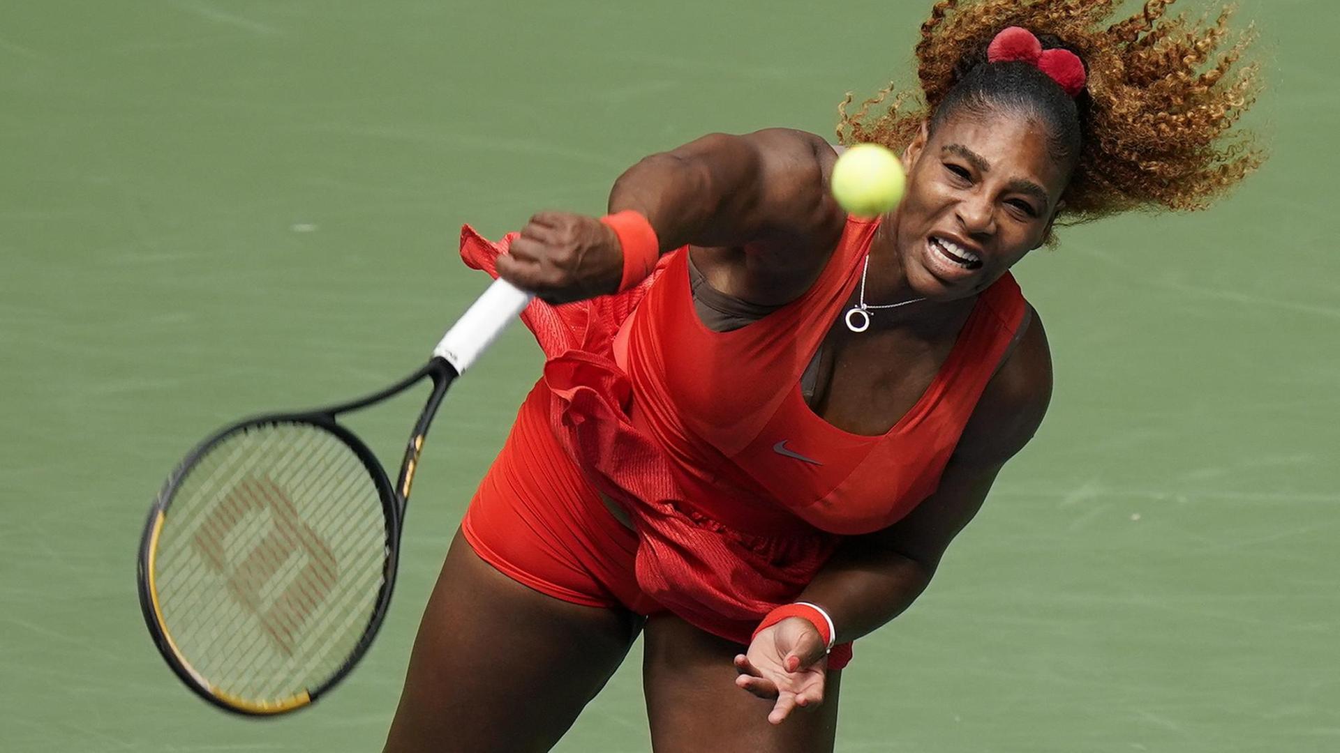 Serena Williams schlägt einen Ball.