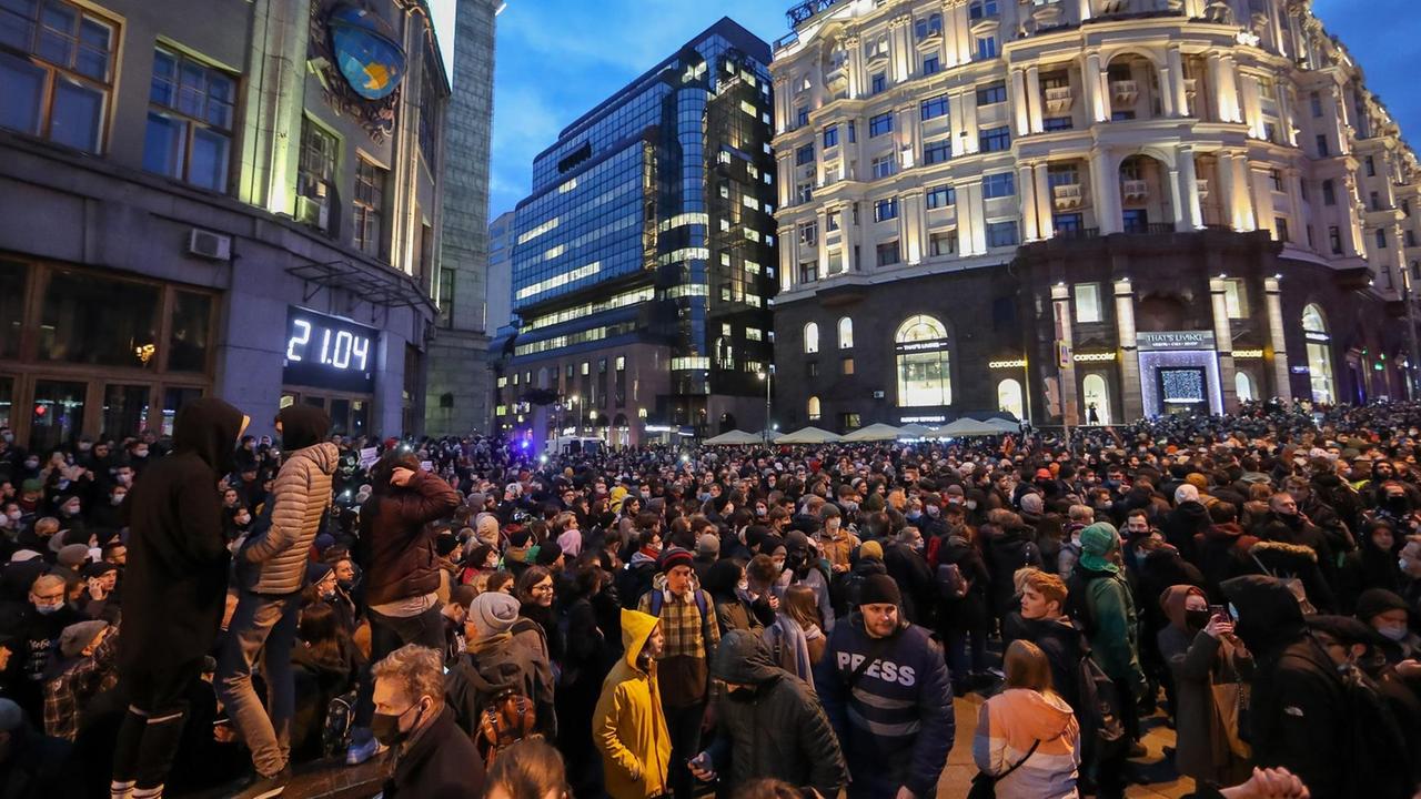 Demonstranten in Moskau fordern die Freilassung des Kreml-Kritikers Alexei Nawalny. Demonstranten in Moskau fordern die Freilassung des Kreml-Kritikers Alexei Nawalny.
