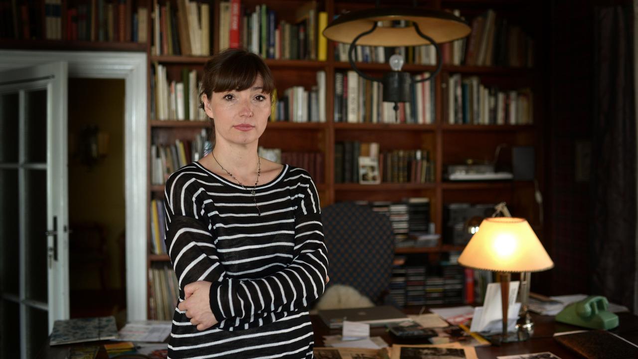 Natascha Paulick im Arbeitszimmer ihres Großvaters Natascha Paulick im Arbeitszimmer ihres Großvaters
