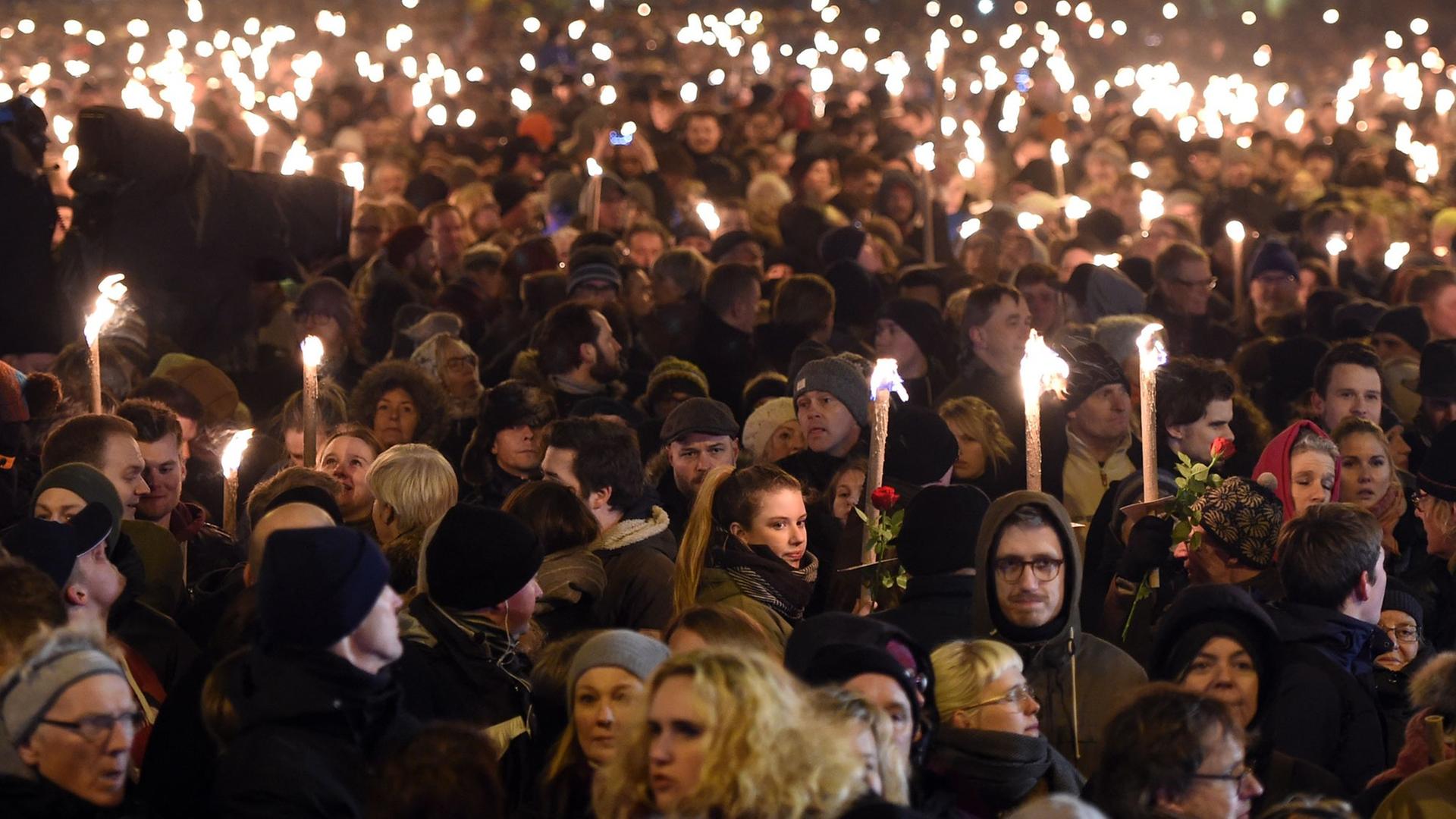Rund 30.000 Menschen gingen in Kopenhagen gegen Terror auf die Straße. Rund 30.000 Menschen gingen in Kopenhagen gegen Terror auf die Straße.