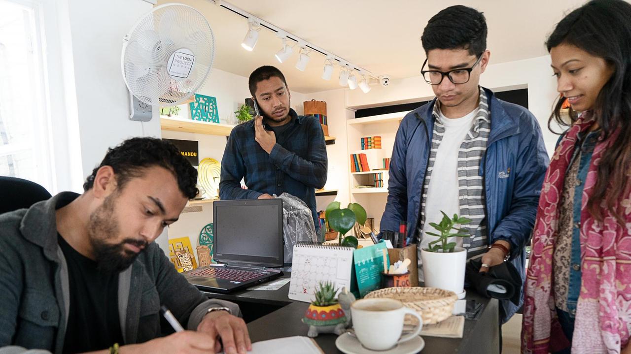Erfolgreiche Jungunternehmer: Sachin Shrestha und Binam Shakya in ihrem Laden in Patan. Erfolgreiche Jungunternehmer: Sachin Shrestha und Binam Shakya in ihrem Laden in Patan.