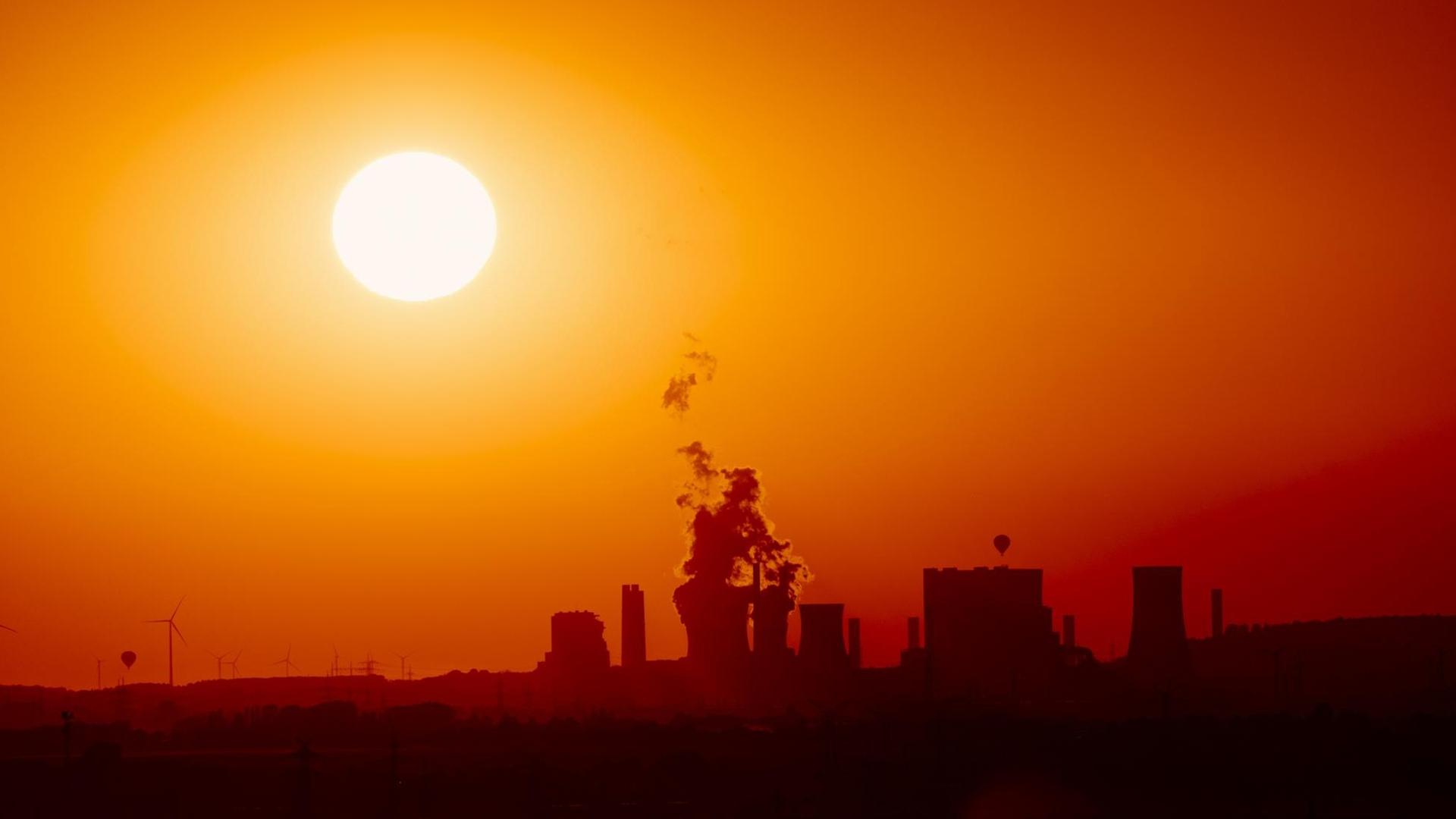 Das Kraftwerk Neurath von RWE vor einem roten Abendhimmel. Das Kraftwerk Neurath von RWE vor einem roten Abendhimmel.