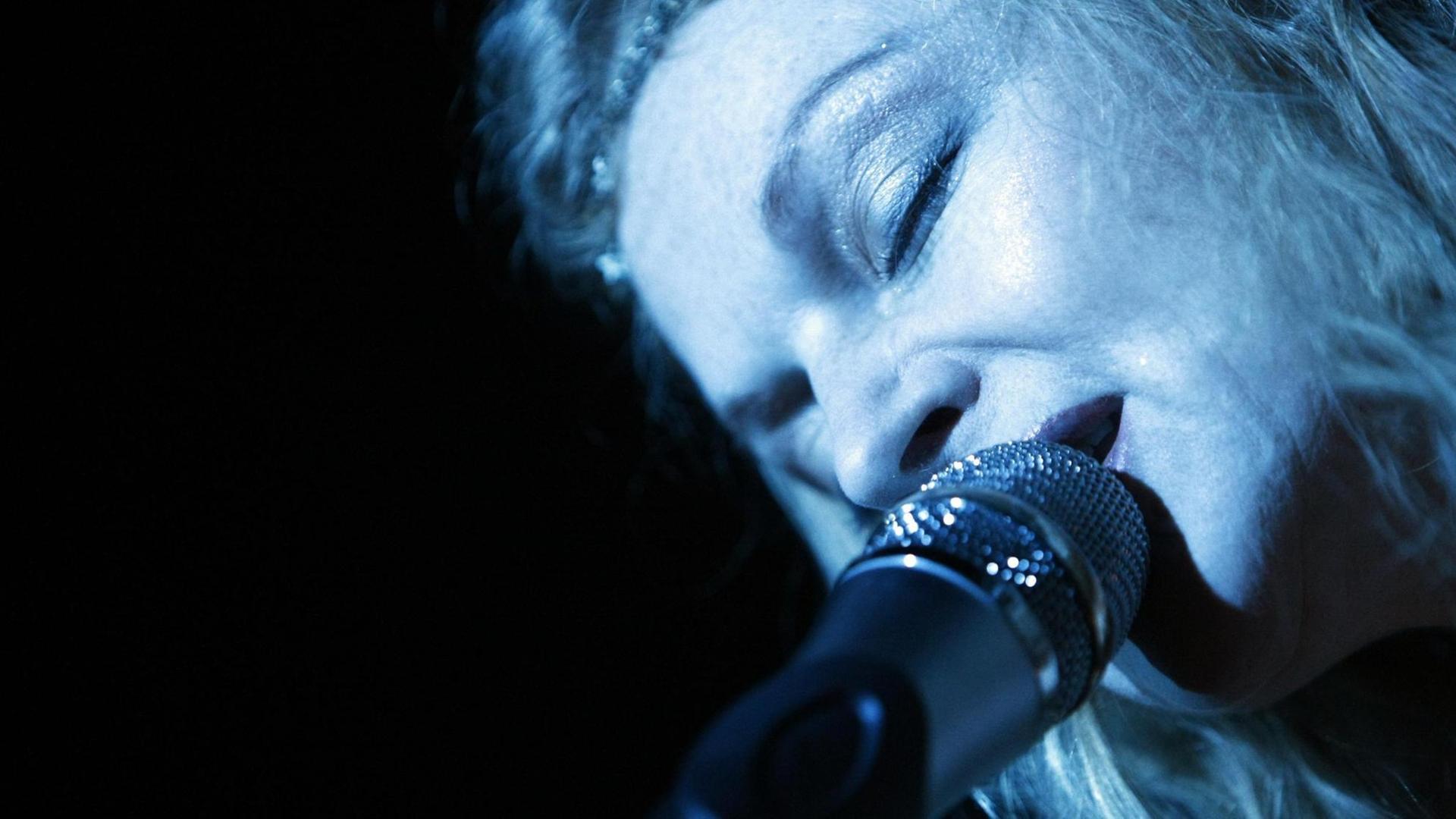 Das Foto zeigt die Popmusikerin Inga Humpe von 2raumwohnung beim Singen. Das Foto zeigt die Popmusikerin Inga Humpe von 2raumwohnung beim Singen.