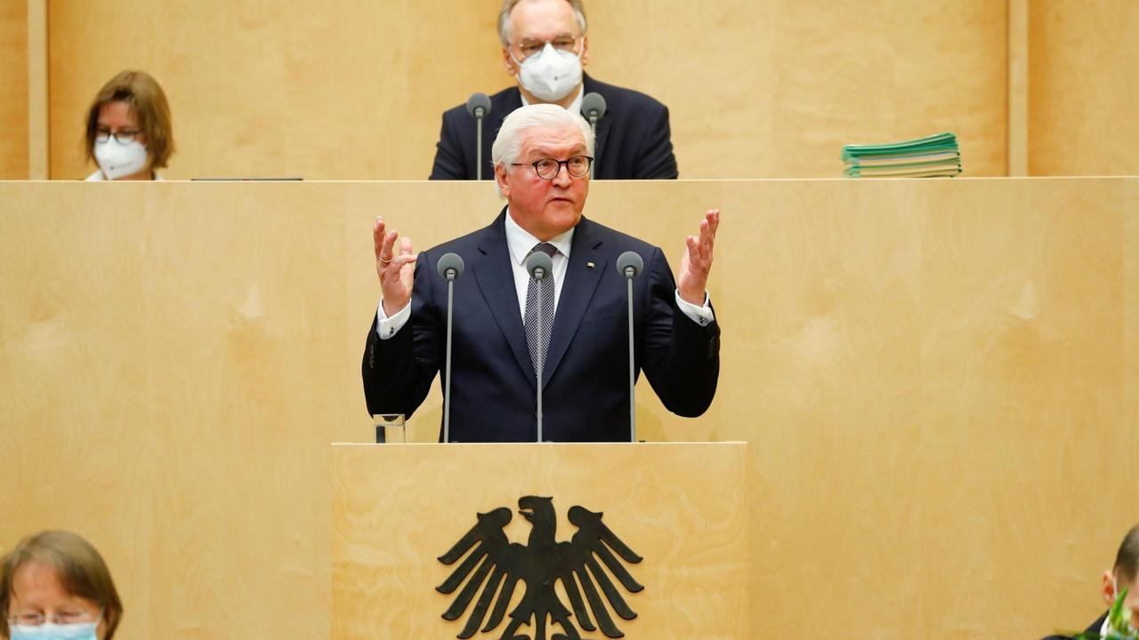Berlin: Bundespräsident Frank-Walter Steinmeier hält anlässlich der 1000. Sitzung im Deutschen Bundesrat eine Rede. Hinter ihm sitzt mit Mund-Nasen-Schutz Reiner Haseloff (CDU), Ministerpräsident von Sachsen-Anhalt und amtierender Bundesratspräsident. Berlin: Bundespräsident Frank-Walter Steinmeier hält anlässlich der 1000. Sitzung im Deutschen Bundesrat eine Rede. Hinter ihm sitzt mit Mund-Nasen-Schutz Reiner Haseloff (CDU), Ministerpräsident von Sachsen-Anhalt und amtierender Bundesratspräsident.