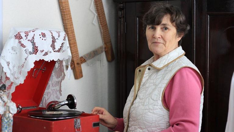 Tatjana Rene spricht deutsch mit schwäbischem Einschlag. Ihre Vorfahren brachten diese Mundart mit in ihre neue westsibirische Heimat. Tatjana Rene spricht deutsch mit schwäbischem Einschlag. Ihre Vorfahren brachten diese Mundart mit in ihre neue westsibirische Heimat.