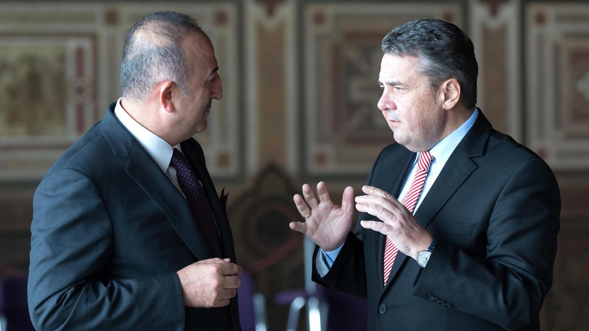 Bundesaußenminister Sigmar Gabriel (rechts) und der türkische Außenminister Mevlüt Cavusoglu im Rittersaal der Kaiserpfalz in Goslar Bundesaußenminister Sigmar Gabriel (rechts) und der türkische Außenminister Mevlüt Cavusoglu im Rittersaal der Kaiserpfalz in Goslar