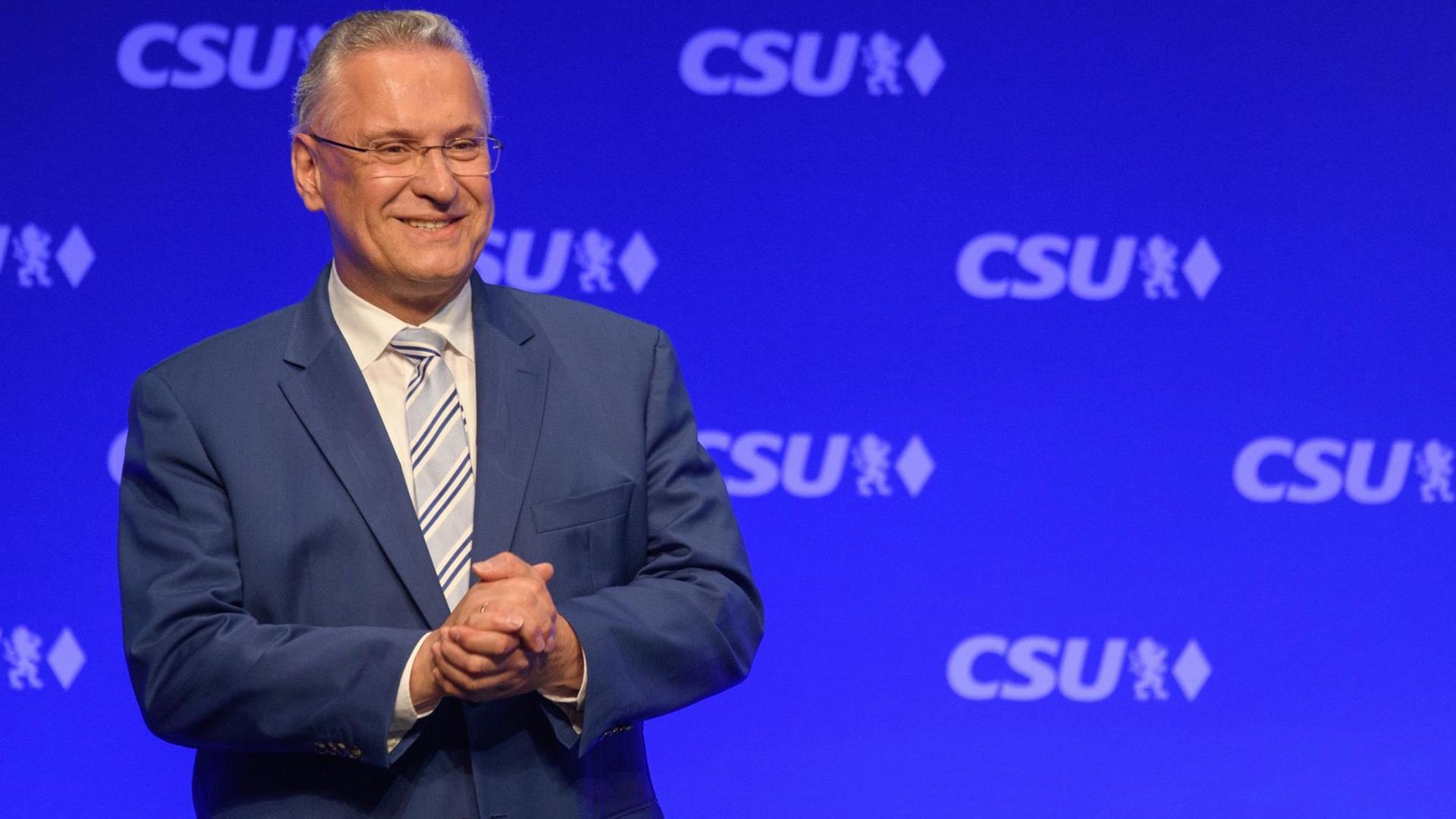 Bayerns Innenminister Joachim Herrmann (CSU) lässt sich auf dem Listenparteitag der CSU in Germering nach seiner Rede zur Spitzenkandidatur feiern.