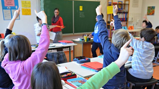 Schüler der Geschwister-Scholl- Schule in Tübingen melden sich 2012 während des Unterrichts.