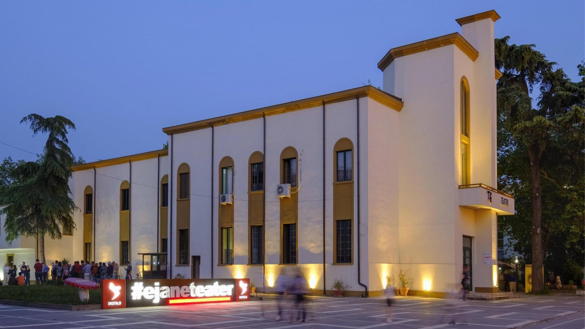 Das Nationaltheater im Stadtzentrum der albanischen Hauptstadt Tirana bei Abenddämmerung am 23.04.2018 Das Nationaltheater im Stadtzentrum der albanischen Hauptstadt Tirana bei Abenddämmerung am 23.04.2018