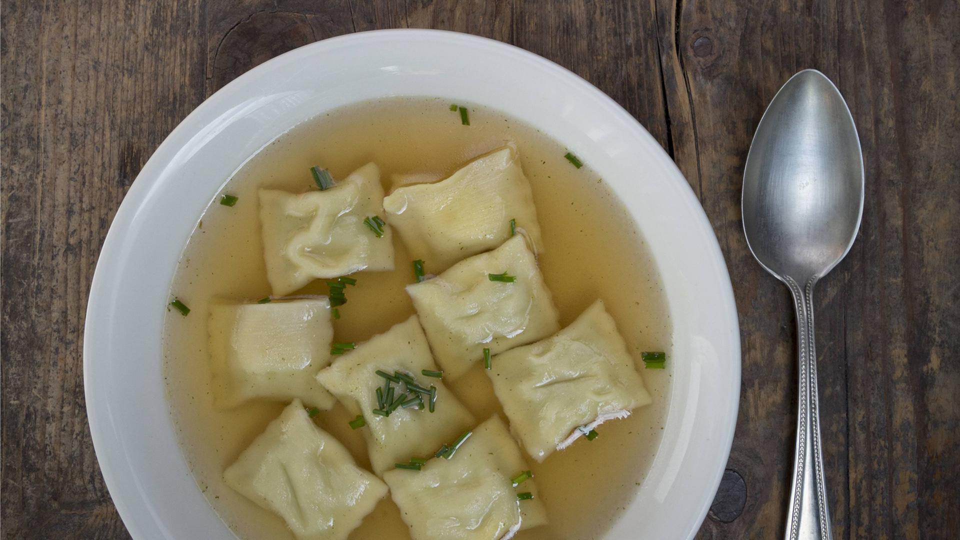 Schwäbische Maultaschen in einem Teller mit Brühe. Schwäbische Maultaschen in einem Teller mit Brühe.