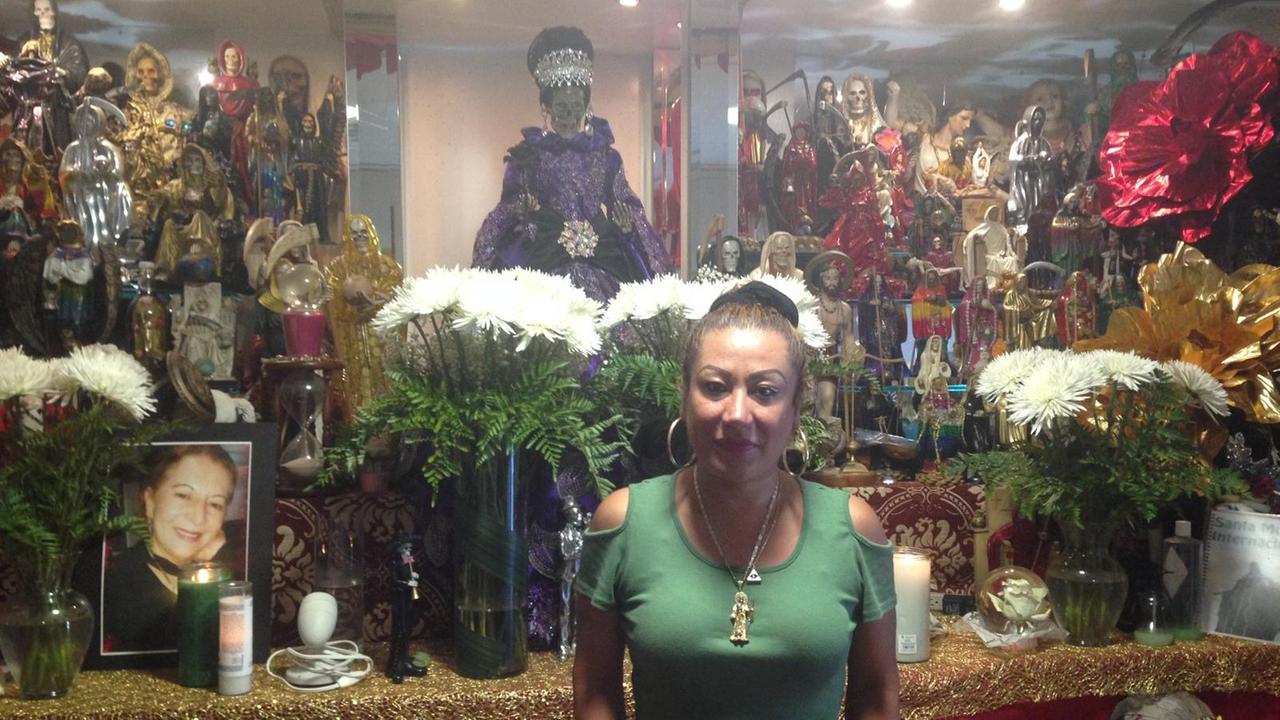 "Vor ihr sind alle gleich" - Arely Vazques vor einem Santa Muerte Schrein "Vor ihr sind alle gleich" - Arely Vazques vor einem Santa Muerte Schrein