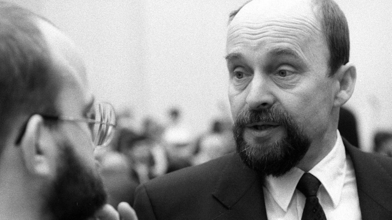 Schwarzweißaufnahme von Rainer Eppelmann in einer Gesprächssituation. Schwarzweißaufnahme von Rainer Eppelmann in einer Gesprächssituation.