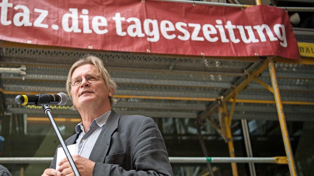 Karl-Heinz Ruch, Geschäftsführer der Berliner  "taz" spricht beim Richtfest für den Neubau