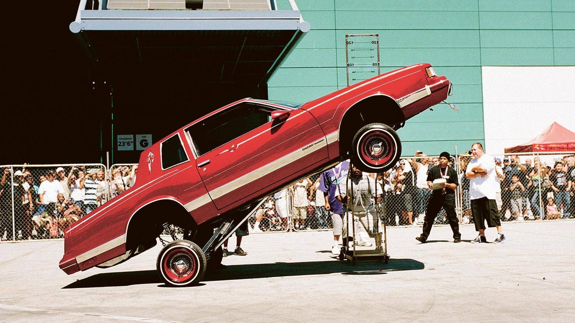 Dieses Foto von Nathanael Turner zeigt einen Lowrider, also ein Auto, das sich dank extra eingebauter Hydrauliksysteme hüpfend fortbewegen kann.