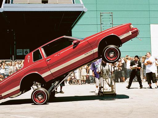 Dieses Foto von Nathanael Turner zeigt einen Lowrider, also ein Auto, das sich dank extra eingebauter Hydrauliksysteme hüpfend fortbewegen kann.