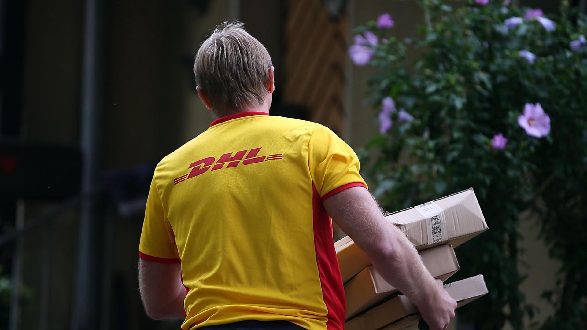 Der Paketzusteller der Deutsche Post DHL, Hubert Pilat, liefert am 02.09.2015 in Herten (Nordrhein-Westfalen) Pakete aus. Der Paketzusteller der Deutsche Post DHL, Hubert Pilat, liefert am 02.09.2015 in Herten (Nordrhein-Westfalen) Pakete aus.