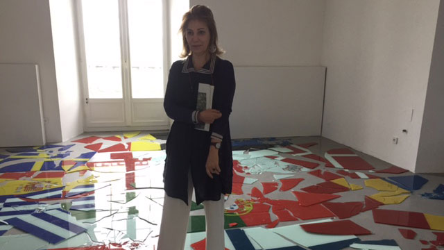 Katerina Koskina auf einem der Kunstwerke, das sie in Kassel anlässlich der documenta zeigt: Zersplitterte EU-Flaggen