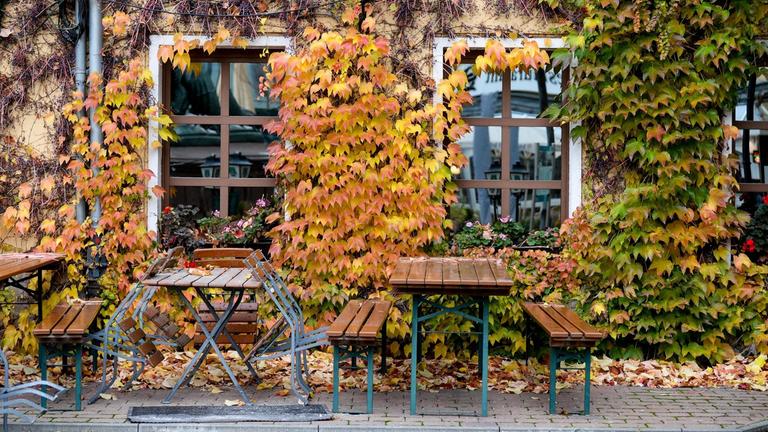 Leere Tische und Stühle stehen vor einem Restaurant im Nikolaiviertel in Berlin