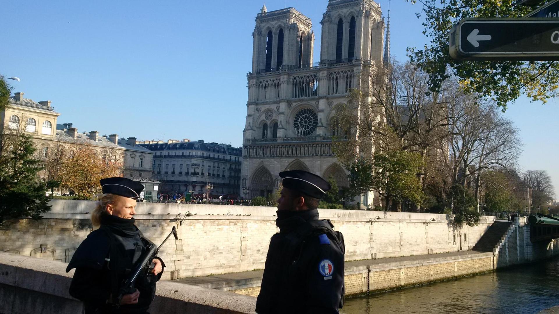 Zwei Polizisten stehen vor Notre-Dame in Paris. Zwei Polizisten stehen vor Notre-Dame in Paris.