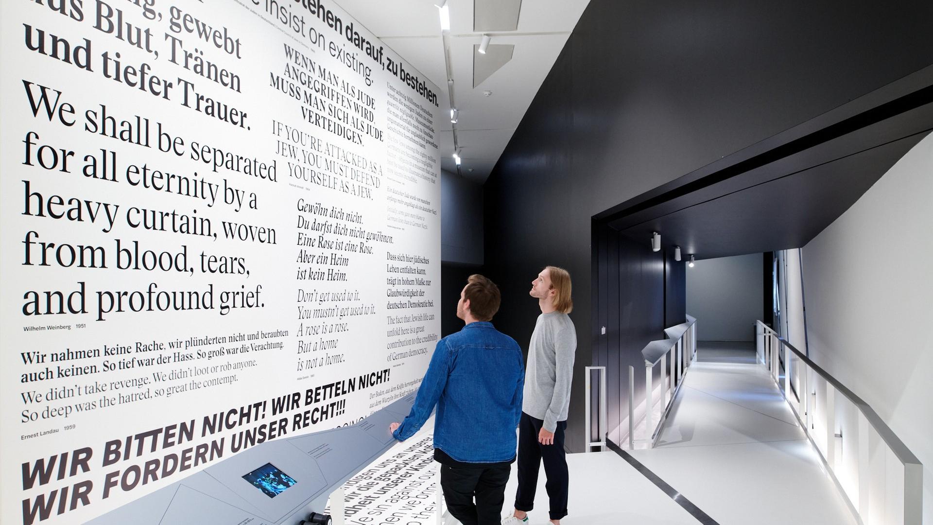 Blick in den Epochenraum "Nach 1945" des Jüdischen Museums Berlin. Blick in den Epochenraum "Nach 1945" des Jüdischen Museums Berlin.