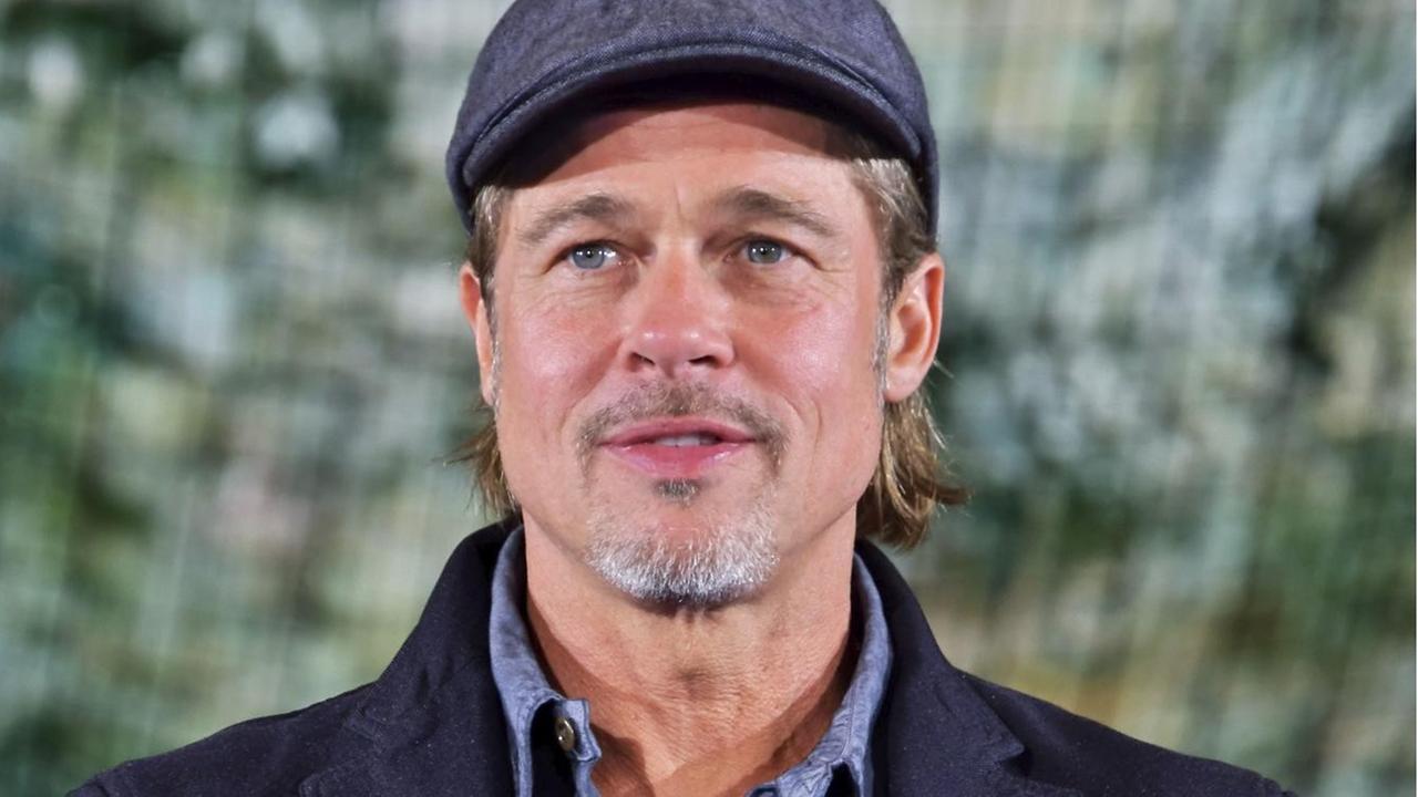 Brad Pitt bei einer Pressekonferenz. Er trägt eine Schiebermütze. Brad Pitt bei einer Pressekonferenz. Er trägt eine Schiebermütze.