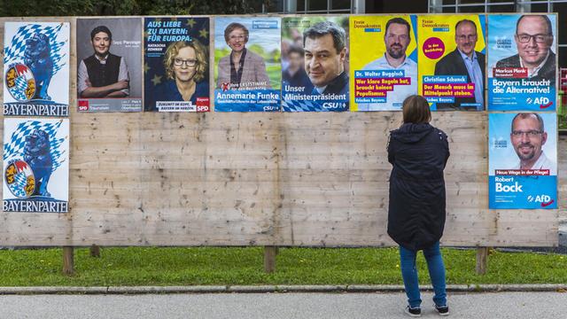 Plakate der Parteien zur bayerischen Landtagswahl in Traunstein