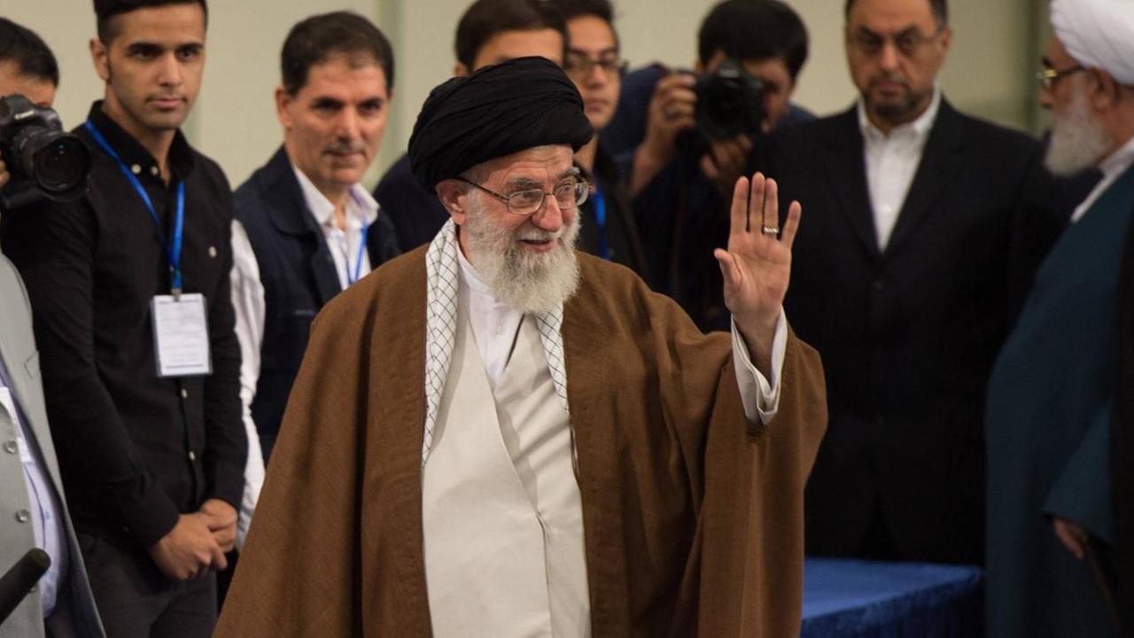 Irans geistiger Führer Ayatollah Ali Khamenei winkt vor einer Wahl im Mai 2017 Irans geistiger Führer Ayatollah Ali Khamenei winkt vor einer Wahl im Mai 2017