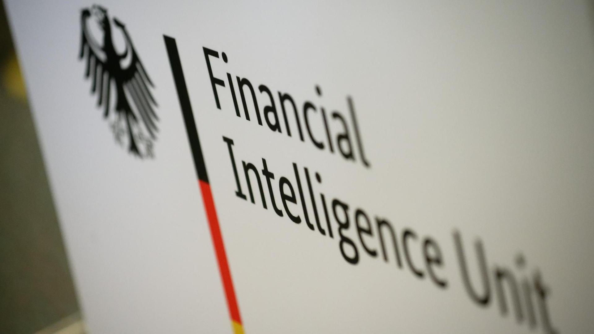 Das Logo der Financial Intelligence Unit bei einer Pressekonferenz zum Jahresbericht der Financial Intelligence Unit (FIU), Die FIU ist die Anti-Geldwäsche-Einheit des Bundes. Das Logo der Financial Intelligence Unit bei einer Pressekonferenz zum Jahresbericht der Financial Intelligence Unit (FIU), Die FIU ist die Anti-Geldwäsche-Einheit des Bundes.
