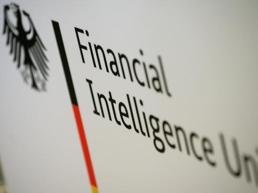 Das Logo der Financial Intelligence Unit bei einer Pressekonferenz zum Jahresbericht der Financial Intelligence Unit (FIU), Die FIU ist die Anti-Geldwäsche-Einheit des Bundes.