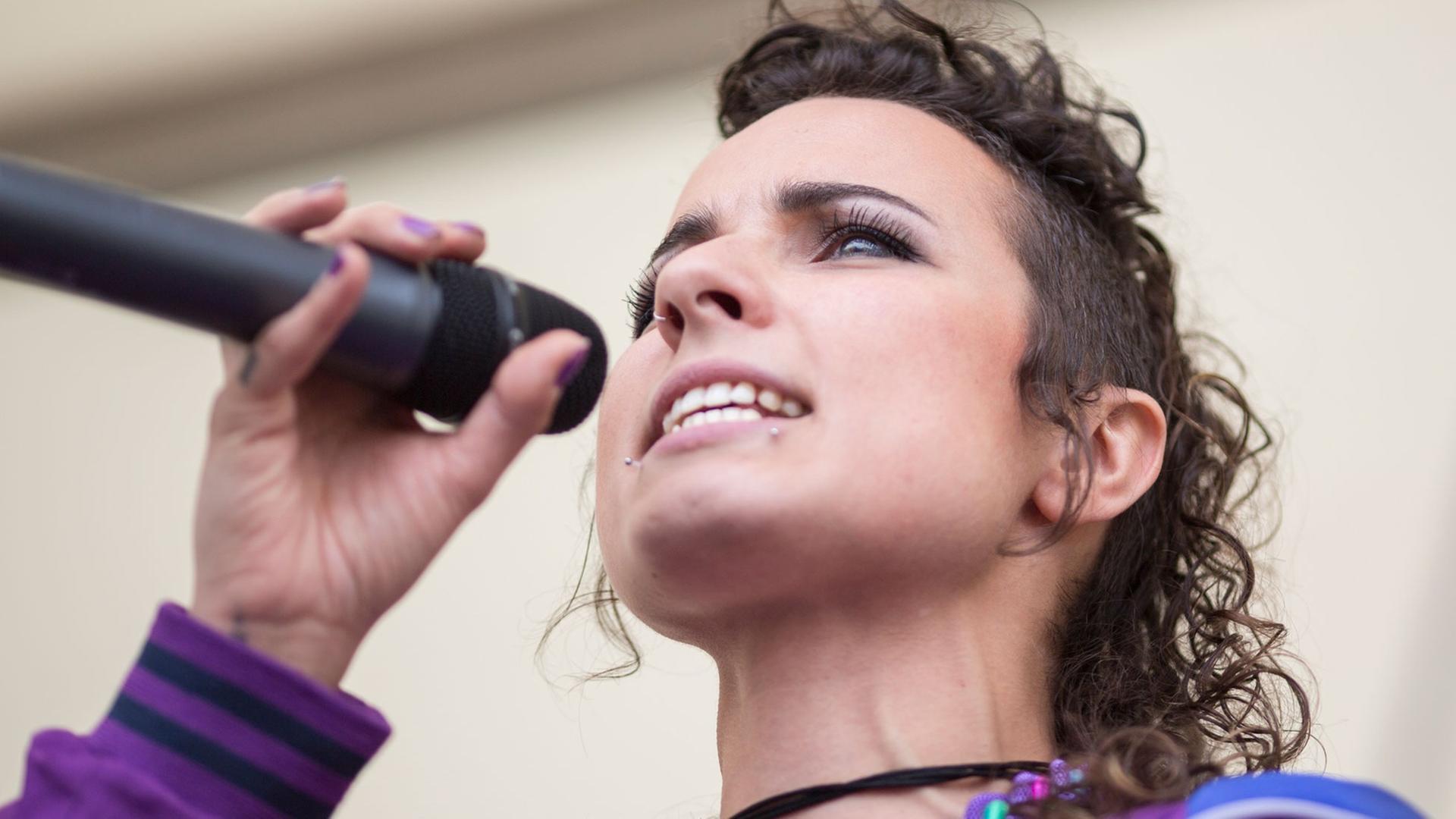 Die feministische Sängerin Sookee steht am 01.09.2013 am Pariser Platz in Berlin mit einem Mikrofon in der Hand auf der Bühne.