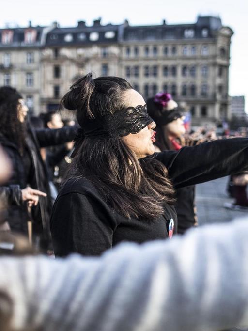 Frauen demonstrieren gegen Vergewaltigung / sexuelle Gewalt mit einer Performance in Frankfurt auf dem Opernplatz.