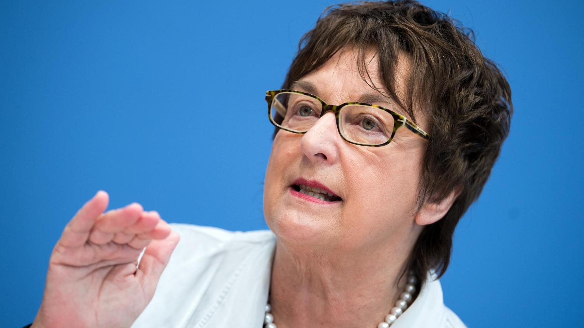 Bundeswirtschaftsministerin Brigitte Zypries (SPD) stellt bei einer Pressekonferenz den Jahreswirtschaftsbericht 2018 und die aktuelle Prognose der Bundesregierung für die deutsche Wirtschaft vor. Bundeswirtschaftsministerin Brigitte Zypries (SPD) stellt bei einer Pressekonferenz den Jahreswirtschaftsbericht 2018 und die aktuelle Prognose der Bundesregierung für die deutsche Wirtschaft vor.