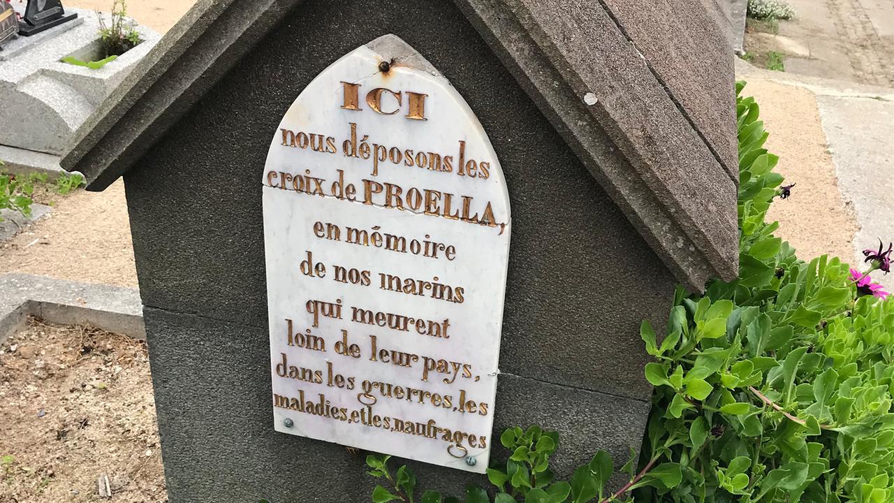 Ein Gedenkstein für verschollene Seeleute auf dem Friedhof von Ouessant.